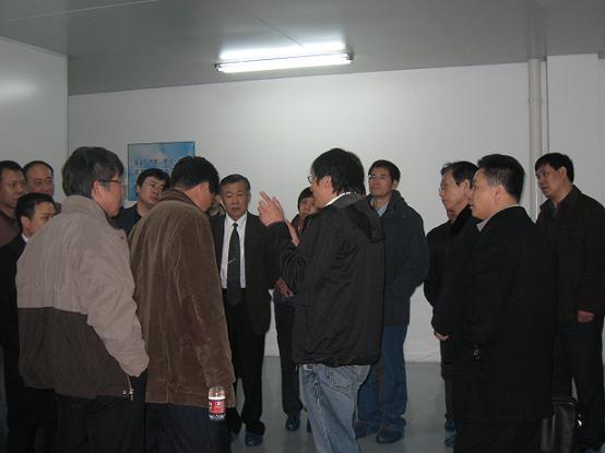 車間里，向電焊機(jī)協(xié)會參會代表講解斯達(dá)半導(dǎo)體整體運(yùn)行情況